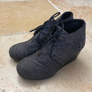 TOMS Desert Wedge Booties Herringbone Chevron lace up Black White Preppy Sz 6.5